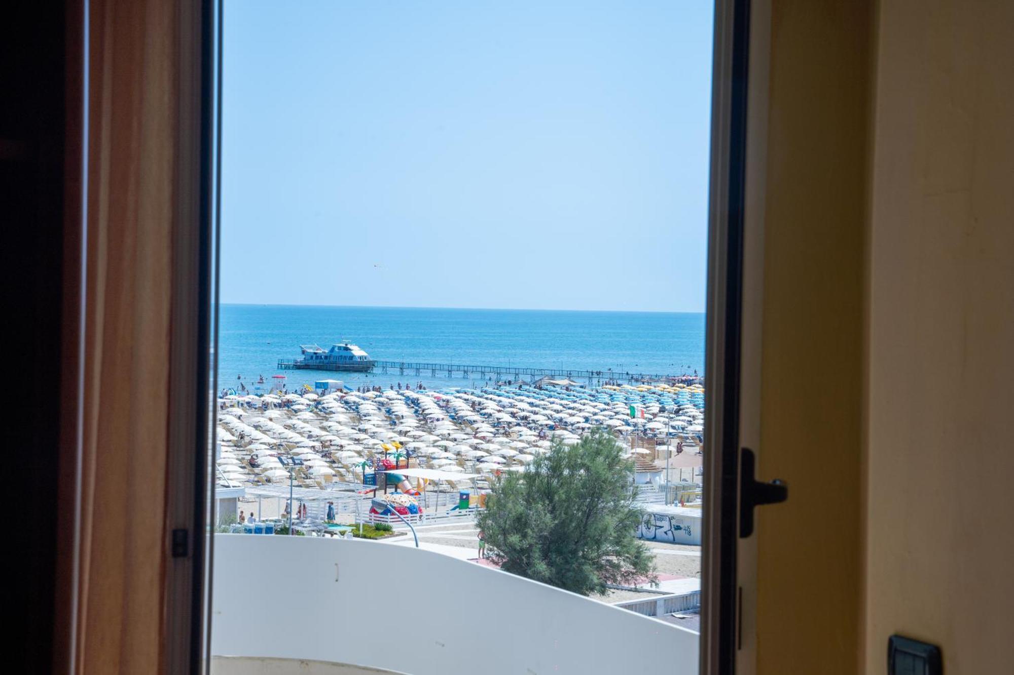Hotel Audi Frontemare Rimini Exterior photo